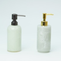 Ensemble d'accessoires de salle de bain en polyrésine marbrée : distributeur de savon, gobelet, porte-brosse à dents, plateau à savon pour comptoir de vanité
