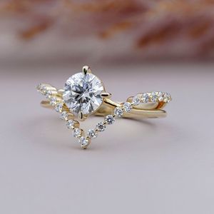 Anillo de Compromiso con Diamante de Corte Redondo en Oro – Joyería Moderna con Diamante en Forma de V Chevron - Product Image 4