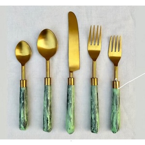 Ensemble de couverts en résine dorée, élégant et stylé, parfait pour les restaurants et les cadeaux d'hôtels. - Product Image 2