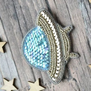 Breloques de sac en perles de rocaille faites à la main avec gravure de logo personnalisé, breloques de sac en perles de rocaille légères par glowin fashion - Product Image 1