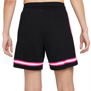 Pantalones cortos de malla cómodos con tela suave y corte relajado, ideales para rutinas de fitness y estilo urbano informal. - Product Image 2