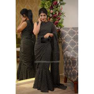 Sari de Diseño con Estampado Digital y Volantes en Color Negro - Product Image 1