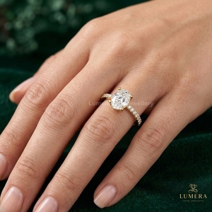 Anillo de compromiso de diamantes ovalados de diseño, piedra central alargada cultivada en laboratorio, banda con detalles pavé y engaste de cuatro puntas para ella. - Product Image 1
