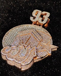 Colgante de Lujo con Número de Moissanita Iced Out, Bañado en Oro de 18K, Micro Pavé, Estilo Hip Hop Rapper Bling, Bicolor, Para Hombre - Product Image 4