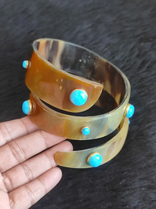 Brazalete Ecológico Hecho a Mano con Cuerno de Búfalo en Espiral, Turquesa y Piedras de Ojo de Tigre para Bodas, Perfecto para Empresas - Product Image 3