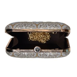 Pochette de soirée élégante en broderie grise pour femme – Sac de créateur pour événements - Product Image 3