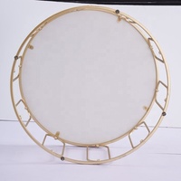 Table basse ronde en marbre de design contemporain luxueux avec structure en métal doré blanc, meubles de salon haut de gamme