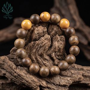 สร้อยข้อมือไม้กฤษณาเวียดนามคุณภาพเยี่ยม รุ่น Unisex AL-SV-0043-10 ประดับด้วยลูกปัดปะการังสีเหลือง 3 เม็ด และลูกปัดไม้กฤษณาธรรมชาติ 16 เม็ด - Product Image 3