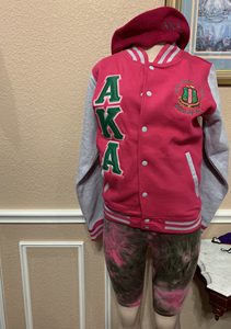 Chaqueta Varsity con Mangas Ajustables y Logotipo Personalizado AKA 1908, Parches Bordados con el Escudo de la Corona, Estilo Vintage, Chaqueta Bomber de Gran Peso - Product Image 4