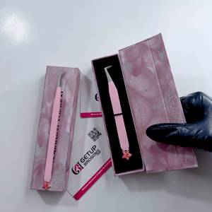 แหนบดัดขนตา GETUP BROSONS IMPEX รุ่น Precision Perfect Grip สีชมพูเคลือบผง โค้งงอ 90 องศา/โค้งยาว ลายดอกลิลลี่ สแตนเลส - Product Image 1