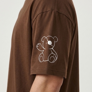 T-shirt moderne surdimensionné marron chocolat pour homme avec motif d'ours de dessin animé minimaliste et graphismes à lignes blanches épurées - Product Image 5