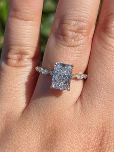 แหวนหมั้นเงินแท้ 925 ทรงเรเดียนท์คัท ประดับด้วยพลอยมาร์คีส์ด้านข้าง - Product Image 1