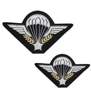 Insignias Personalizadas de Alta Calidad con Diseño a Medida, Bordadas a Mano en Tela de Lona, con Hilo Metálico - Product Image 1