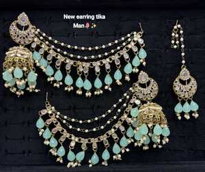 Boucles d'oreilles pendantes ethniques de mariée, style chandelier, serties de griffes, avec chaîne de perles, assorties au Maang Tikka, en alliage plaqué or, vintage et traditionnel - Product Image 1