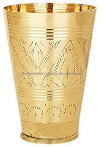 Verre à eau en laiton avec conception de gravure Verre à boire en métal avec finition antique en laiton de couleur or - Product Image 2