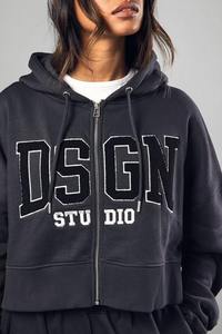 Sudadera con capucha corta de forro polar extragrande para mujer, con logo personalizado bordado, cremallera, suave y cómoda, diseño de bordado de chenilla, de secado rápido. - Product Image 2