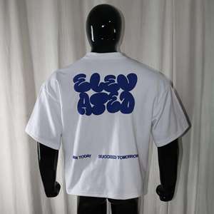 เสื้อยืดคอกลมสีขาวแขนสั้นทรงปกติสำหรับผู้ชายคุณภาพสูง พิมพ์ลายพัฟสีน้ำเงิน ผ้าถักคอตตอน 100% - Product Image 2