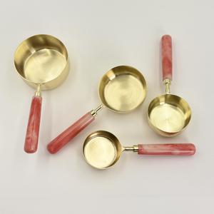 Nuevo Juego de Tazas y Cucharas Medidoras de Acero Inoxidable con Acabado Dorado y Mango de Resina para Cocina, Café y Repostería, Ideal para Uso Doméstico y Hotelero - Product Image 4