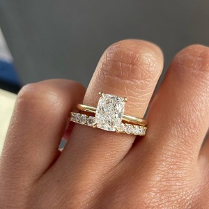Bague solitaire de luxe en or jaune massif 14K avec diamant de laboratoire taille coussin de 2,6 carats, monture cathédrale à 4 griffes de 1,8 mm, clarté VVS+ - Product Image 3
