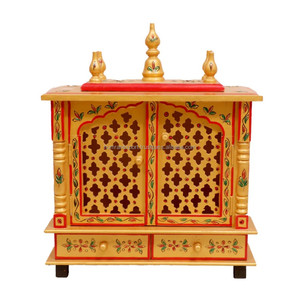 Dentro del templo de madera Silence habla ofreciendo sabiduría divina a aquellos que entran - Product Image 1