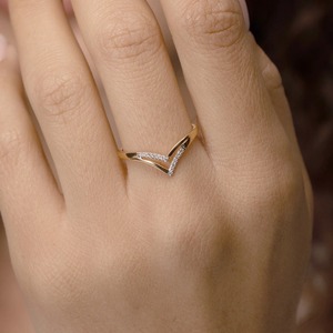 Bague de fiançailles en or jaune 9 carats avec diamant rond de 1,50 carat en forme de V, alliance de mariage pour femme, bijoux fins sur mesure - Product Image 6
