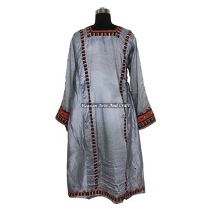 Vestido Balochi Bohemio Vintage Único Hecho a Mano BDR044, de Algodón con Mangas Largas, Borlas y Monedas Étnicas Tribales - Product Image 5