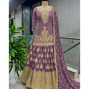 Hermoso Conjunto de Ropa de Boda Roja, Top Lehenga y Dupatta, Talla M, Marca NSR, Ropa de Boda Elegante - Product Image 2