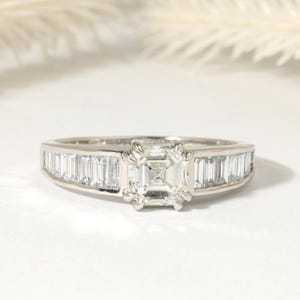 Anillo de Compromiso con Diamante Cultivado en Laboratorio con Corte Asscher y Baguette, Certificado por IGI, en Oro Sólido de 14K, Anillo de Aniversario de Media Eternidad en Platino - Product Image 5