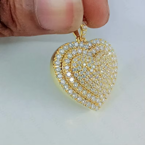 Colgante de Corazón de Oro para Mujer con Moissanita y Diseño de Corazón en Capas - Product Image 2