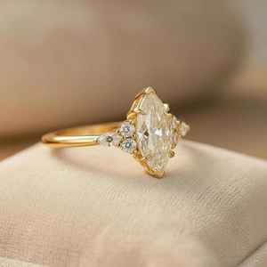 แหวนเพชรโมอิสซาไนต์ทรงมาร์คีส์คลาสสิกสำหรับผู้หญิง เงินแท้ 925 ชุบทอง ของขวัญขอแต่งงานสุดหรูสำหรับเธอ - Product Image 4