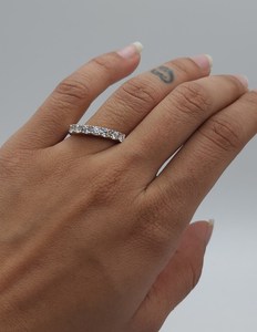 Anillo de Oro de 18K con 7 Diamantes Cultivados en Laboratorio de 0.70 CT para Mujer |   Anillo de Boda Apilable Elegante con Certificación IGI para Aniversario de Bodas - Product Image 4