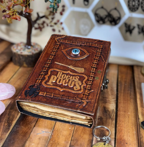 Livre de sorts en cuir Hocus Pocus - Grimoire 3D avec œil - Journal en papier vintage à bords festonnés - Product Image 3
