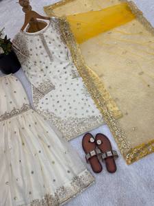 Conjunto de Vestido Gharara de Seda de Diseñador Fendy con Bordado Intenso, Mangas Largas y Dupatta de Tela Suave - Product Image 4