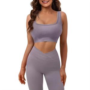 Ensemble de yoga pour femme, design léger et sportif, logo personnalisé, respirant, durable, confortable, mouvements fluides, ajustable. - Product Image 6