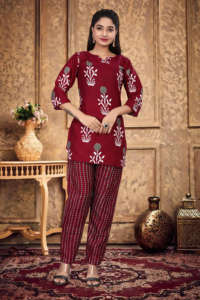 Conjunto de dos piezas de poliéster y rayón premium con estampado floral color borgoña de moda para mujer, conjunto de ropa urbana con cuello redondo y pantalones para dama. - Product Image 5