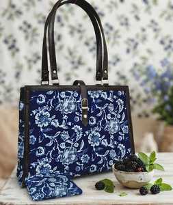 Bolso Tote Estructurado de Terciopelo Floral Pintado a Mano, Ligero y Minimalista, de Elite Craft Studio, con Correa de Hombro de Cadena - Product Image 3