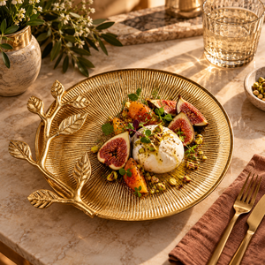 Assiette à dîner sculptée en forme de feuille dorée avec finition dorée texturée et éclatante |   Assiette de service décorative inspirée de la nature avec un motif de feuille élégant - Product Image 2