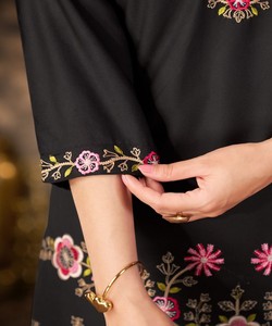Robe décontractée traditionnelle pour femme en rayonne noire brodée, séchage rapide, style Inde-Pakistan, coupe régulière, longueur genou 86710 - Product Image 2