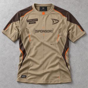 Camiseta de Juego con Mapa Topográfico, Color Caqui Marrón, Ripstop, Línea Naranja en el Hombro, Jersey Táctico HUD para Hombre - Product Image 1