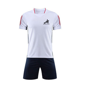 Tenue de football de qualité professionnelle comprenant un maillot et un short en matériau respirant et léger, en vente - Product Image 1