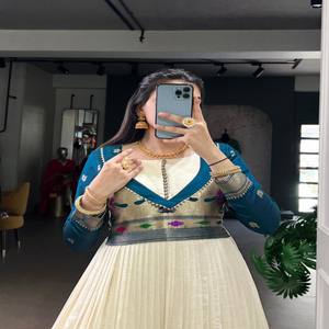 Vestido de Fiesta VASTRA COTTAGE para Mujer, Tejido de Seda Vichitra con Zari, con Encaje, Completamente Forrado y Cosido con Lona - Product Image 2