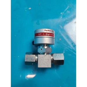 Vanne à diaphragme FUJIKIN 316L 23718 haute pureté, utilisée comme pièce détachée pour équipement semi-conducteur Legacy - Product Image 1