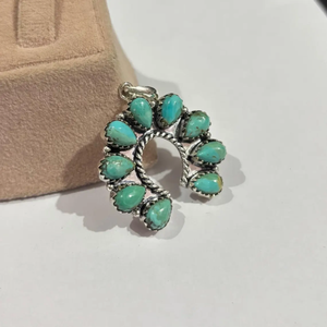 Collier Statement Artisanal Bohème Sud-Ouest en Argent Sterling avec Pendentif Naja en Turquoise de Kingman et Grappe de Fer à Cheval pour Femme - Product Image 2