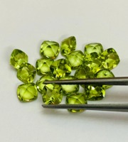 Pierre précieuse péridot naturelle à facettes en forme de coussin provenant d'Arizona pour la fabrication de bijoux