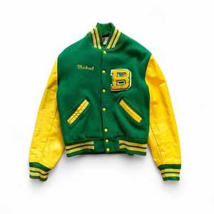 Chaqueta Varsity para Hombre en Verde y Amarillo con Bloques de Color, Mangas de Cuero, Cuello Alto, Botones a Presión y Bordado de Letras - Product Image 2