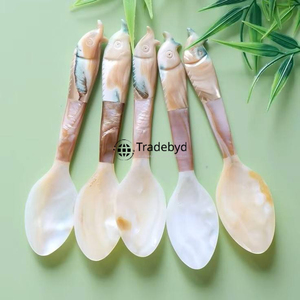 Cuillère en nacre faite à la main, accessoire élégant pour table à manger par Tradebyd - Product Image 1