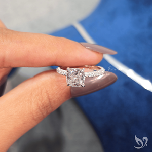 Anillo de Compromiso de Lujo con Tres Hileras de Diamantes Cultivados en Laboratorio con Corte Cojín de 2 Quilates, Certificado IGI, Oro Blanco de 10K, Romántico y Suave, Forma Cuadrada - Product Image 5