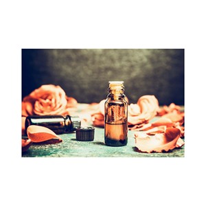 Huile essentielle de rose rose dans une bouteille en verre avec pétales de fleurs et bouquet de roses - Product Image 6