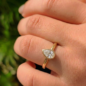 Anillo de compromiso minimalista con diamante de laboratorio de corte pera de 0.60 ct, en oro macizo de 14K, con engaste de bisel en forma de lágrima, banda solitaria lisa para mujer. - Product Image 2