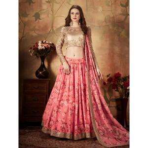 Este elegante lehenga choli combina una falda floral rosa suave con una blusa dorada rica en bordados y una dupatta dorada coordinada. - Product Image 1